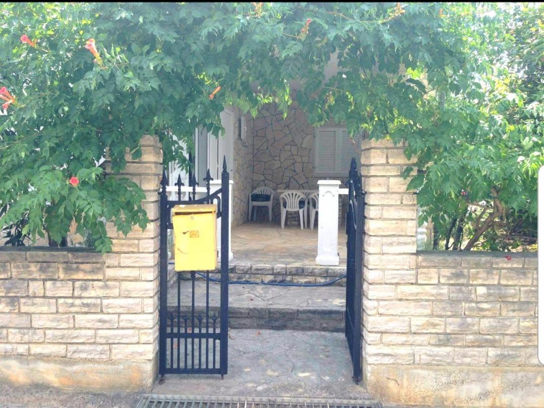 Happy 2Bedroom Apartments Gornji Karin Exterior foto